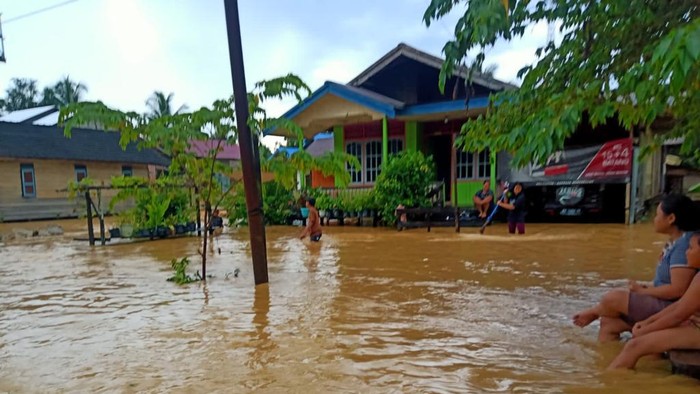 Kondisi banjir yang melanda Kecamatan Sepaku, Kabupaten Penajam Paser Utara, Provinsi Kalimantan Timur pada Jumat (17/12). (dok BNPB)