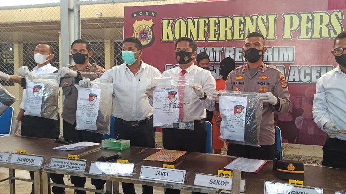 Konferensi pers penangkapan pembunuh wanita ditemukan tewas bugil terbungkus jas hujan (Agus Setyadi-detikcom)