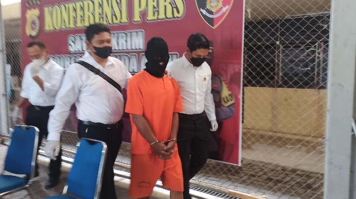 Konferensi pers penangkapan pembunuh wanita ditemukan tewas bugil terbungkus jas hujan (Agus Setyadi-detikcom)