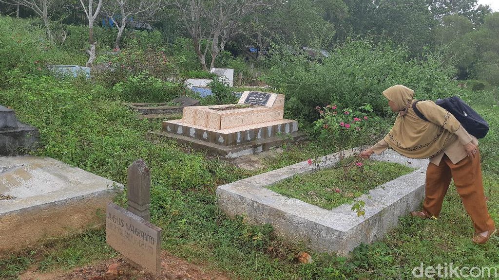 Pahatan Nama Teman di Nisan Eks Tapol di Pulau Buru