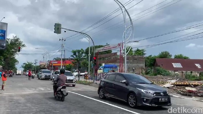 Lalu lintas di Jembatan Jonasan Solo yang kini dibuka lagi