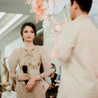 Tapi diakuinya jika pria 31 tahun tersebut memang sering membuat kejutan. Tapi emang biasa suka ngelakuin hal-hal yang ngga disangka-sangka (termasuk proposal pas depan kampus jujur buat aku ide yang plot twist tapi karna itu bikin terharu banget!),Foto: Instagram