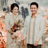 Sedangkan Belva yang yang pernah terpilih sebagai 30 pengusaha muda paling berpengaruh di Asia oleh Forbes Magazine memakai kemeja yang juga bernuansa tradisional. Foto: Instagram