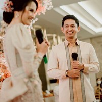 Dalam lamaran yang diadakan baru-baru ini, Belva Devara dan Sabrina Anggraini memakai busana berwarna serasi yang juga harmonis dengan dekorasi acara. Foto: Instagram