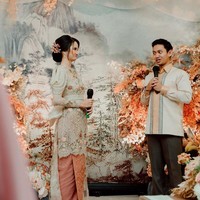 Salah satu hal yang membuatnya terharu adalah pernyataan cinta tersebut disampaikan di depan keluarga. Dan bener-bener beberapa poin yang diomongin mas Belva disini banyak yang bikin aku kaget sendiri, terlebih lagi diomongin di depan keluarga langsung, lanjutnya. Foto: Instagram