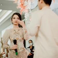 Dalam postingannya di Instagram, Sabrina yang merupakan Puteri Indonesia Riau 2019 mengaku bahwa momen itu membuatnya gugup sekaligus terharu. Ia pun tampak menitikkan air mata. Foto: Instagram