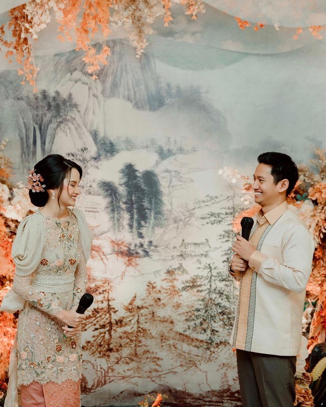 Diakui Sabrina ia tak menyangka bahwa Belva akan mengungkapkan perasaannya dengan kata-kata romantis. Momen dimana @belvadevara ngutarain isi hatinya.... Sebenernya kita bukan tipe yang suka banyak sweet talk ke satu sama lain pakai kata-kata... jadi aku nggak ekspektasi sesuatu yang gimana-gimana, tulisnya. Foto: Instagram