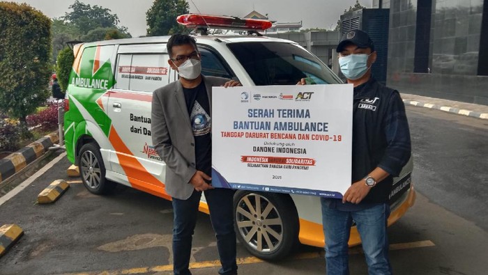 Langkah Antisipasi Penanganan Lonjakan COVID-19 Danone Indonesia menyerahkan bantuan kepada Yayasan Aksi Cepat Tanggap (ACT) sebagai langkah antisipaso lonjakan kasus COVID-19.