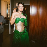 Untuk meramaikan acara Esports Star Indonesia Season 2, Luna Maya tampil menyerupai karakter bernama Kadita yang ada di Mobile Legend. Dalam foto yang dibagikan terlihat Luna Maya mengenakan gaun one shoulder berwarna hijau. Rambut panjang hitamnya pun dibiarkan terurai. Foto: Instagram/@lunamaya