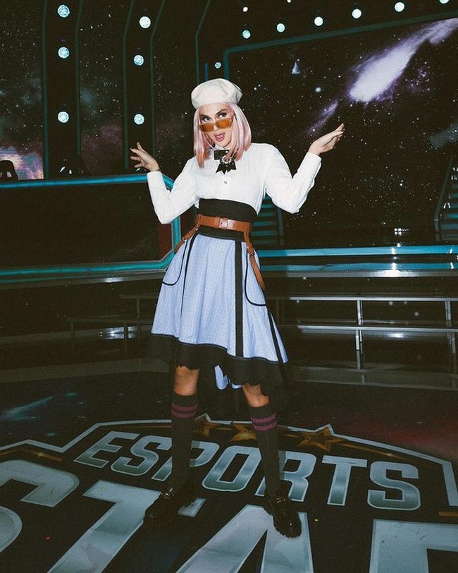 Selain cosplay menjadi karakter Kadita, Luna Maya juga terlihat cosplay menjadi karakter Fanny yang ada di dalam Mobile Legend. Dengan rambut pendek merah muda, rok dan topi baret berwarna putih, penampilan Luna Maya sukses mencuri perhatian. Foto: Instagram/@lunamaya