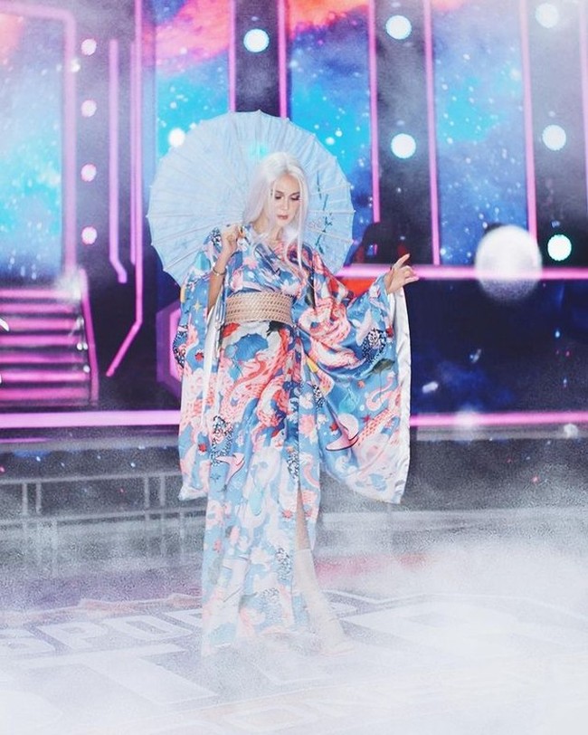 Kalau yang satu ini Luna Maya cosplay menjadi karakter Kagura. Dalam foto terlihat Luna Maya mengenakan kimono yang didominasi oleh warna biru dan wig rambut panjang berwarna putih. Penampilannya itu dilengkapi dengan sebuah payung ala Jepang berwarna senada. Foto: Instagram/@lunamaya