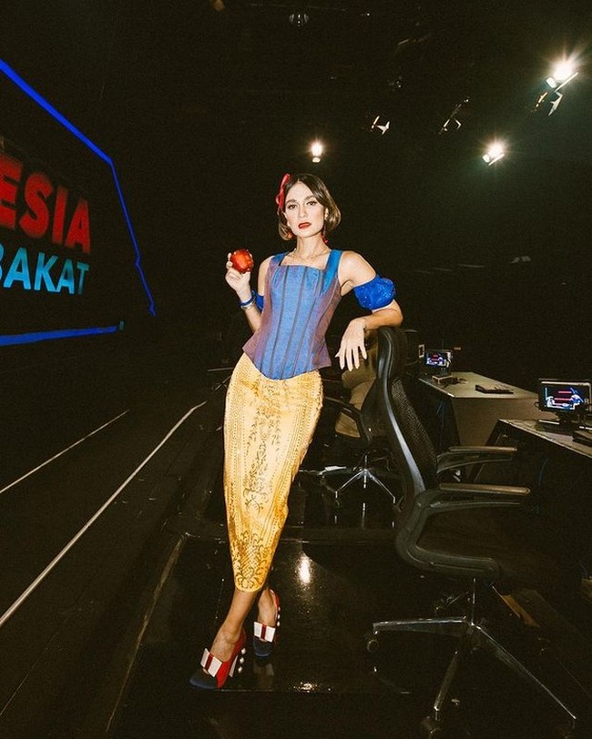 Beberapa waktu lalu Luna Maya terlihat mengunggah foto dirinya sedang cosplay menjadi karakter dongeng Putri Salju di Instagramnya. Luna lantas mendandani dirinya seperti karakter Putri Salju dengan pita merah di kepalanya dan lipstik yang juga berwarna merah. Luna lalu berpose dengan menggenggam sebuah apel di salah satu tangannya. Foto: Instagram/@lunamaya