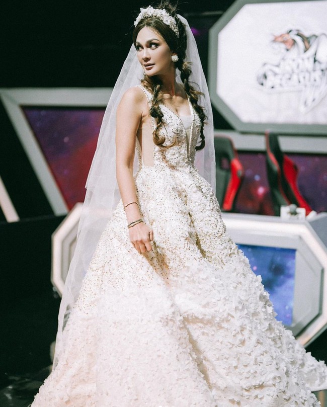 Terbaru, Luna Maya terlihat mengunggah foto di Instagram ketika dirinya tampil bak seorang pengantin wanita yang cantik. Dengan veil dan gaun pengantin putih panjang, penampilan Luna Maya pun begitu memukau. Tak sedikit netizen yang terlihat memberikan pujian untuk penampilannya itu. Sementara beberapa lainnya justru terlihat menanyakan tentang jodoh Luna Maya. Foto: Instagram/@lunamaya