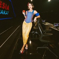 Beberapa waktu lalu Luna Maya terlihat mengunggah foto dirinya sedang cosplay menjadi karakter dongeng Putri Salju di Instagramnya. Luna lantas mendandani dirinya seperti karakter Putri Salju dengan pita merah di kepalanya dan lipstik yang juga berwarna merah. Luna lalu berpose dengan menggenggam sebuah apel di salah satu tangannya. Foto: Instagram/@lunamaya