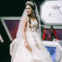 Terbaru, Luna Maya terlihat mengunggah foto di Instagram ketika dirinya tampil bak seorang pengantin wanita yang cantik. Dengan veil dan gaun pengantin putih panjang, penampilan Luna Maya pun begitu memukau. Tak sedikit netizen yang terlihat memberikan pujian untuk penampilannya itu. Sementara beberapa lainnya justru terlihat menanyakan tentang jodoh Luna Maya. Foto: Instagram/@lunamaya