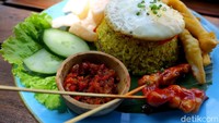 Ini menjadi salah satu menu andalan dari Kelapa Muda Ubud. Kenapa disebut andalan, karena Nasi Goreng Kelapa Muda ini porsinya banyak dan mengenyangkan. Dinamakan Nasi Goreng Kelapa Muda karena ada daging kelapa yang diolah untuk sajian nasi goreng. Daging kelapa muda yang empuk dan lembut itu digoreng dengan balutan tepung gurih renyah. Rasanya ternyata tak seaneh yang sempat dibayangkan, malah bisa dikatakan enak. Teksturnya jadi mirip seperti cumi goreng tepung.
