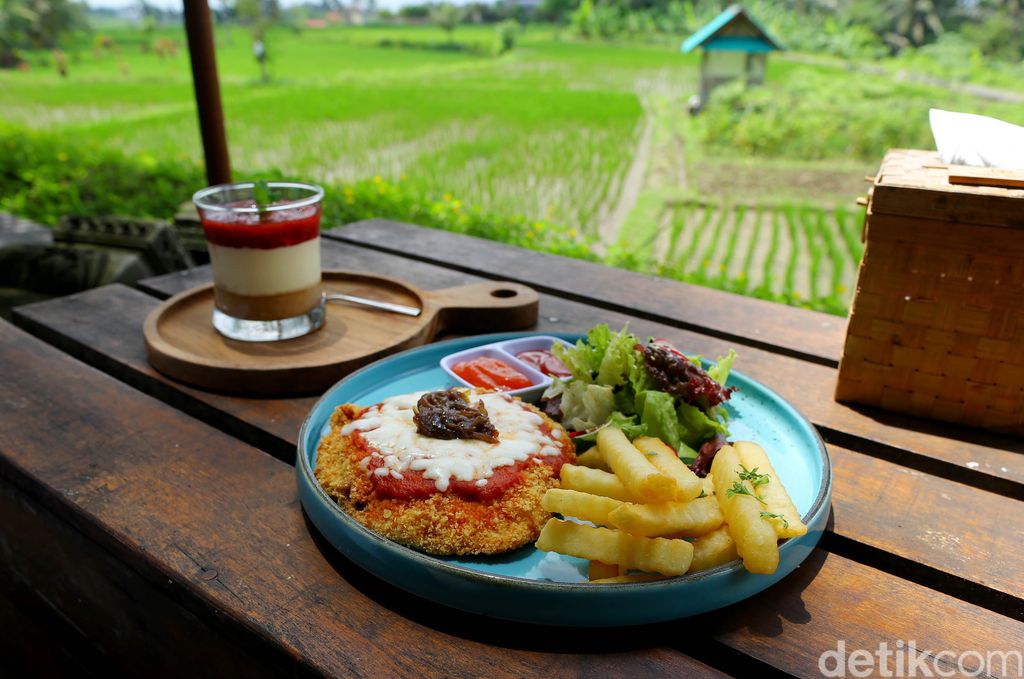 Makan di Kelapa Muda Ubud, Bali bikin Syahdu
