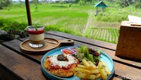 Kelapa Muda Ubud masih terbilang kafe baru yang bukanya di tengah pandemi, yaitu pada Juli 2020. Mengusung konsep kembali ke alam, kafe yang memiliki luas 2.400 m2 ini menghadirkan suasana asri yang membuat rileks serta memanjakan mata. Seperti pemandangan sawah ini.