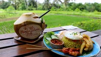 Bisa dibilang kafe ini terbilang hidden gem karena lokasinya memang lumayan jauh dari jalan raya. Pemandangan sawah yang disajikan juga menyegarkan mata. Tak heran bila wilayah Ubud sering disebut sebagai tempat healing karena lokasinya yang tenang seperti ini.