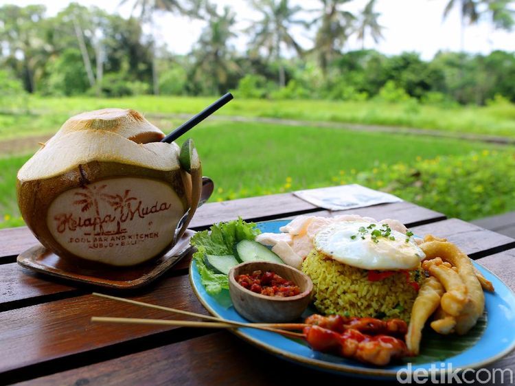 Menikmati Nasi Goreng Kelapa Muda di Pinggir Sawah, Bisa!