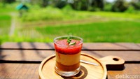 Selain itu, untuk sekadar ngemil cantik, kamu bisa memesan dessert berupa Strawberry Cheesecake. Menu ini disajikan dalam gelas kaca, sehingga tampilannya sangat cantik. Sensasi manis, asam, dan sedikit gurihnya sangat memuaskan selera. Harus segera dinikmati sesaat setelah disajikan, karena masih dalam kondisi yang dingin. 