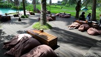 Karena kafe ini tak hanya ditujukan anak muda, tapi juga untuk orang dewasa dan keluarga yang membawa anak kecil, Kelapa Muda Ubud menghadirkan kolam renang. Kolam renangnya berada di tengah-tengah kafe dan cukup luas.