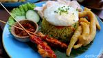 Menikmati Nasi Goreng Kelapa Muda di Pinggir Sawah, Bisa!