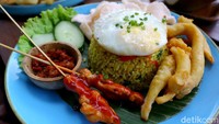 Restoran dan kafe yang ada di Ubud, Bali juga banyak menyajikan pemandangan sawah. Seperti Kelapa Muda Ubud, kafe baru yang berada jauh dari jalan raya, tepatnya di Jalan Gunung Sari, Peliatan, Ubud. 
