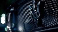 Bodinya berwarna hitam glossy, dengan logo Trident hitam buram di gril dan pilar C. Foto: Maserati