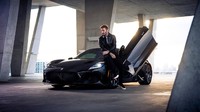 Ini merupakan mobil supercar berperforma, di atas kertas bisa memuntahkan tenaga sebesar 630 hp dan torsi 730 Nm. Dari titik nol ke 100 km/jam hanya butuh waktu 2,9 detik, sedangkan menuju 200 km/jam cuma 8,8 detik. Kecepatan tertingginya 325 km/jam. Usai menjajal mobil tersebut, Pria 45 tahun ini bilang serasa balik ke masa remaja lagi. Foto: Maserati
