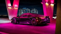 Mobil yang dikustomisasi berdasarkan pilihan David Beckham ini menggunakan warna tim sepak bolanya yang berbasis di Miami - hitam dan merah muda - dan menggunakan lapisan gloss dan matt. Foto: Maserati