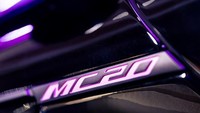 Badge MC20 dicat warna pink. Foto: Maserati