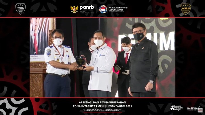 Menhub Dapat Penghargaan KPK