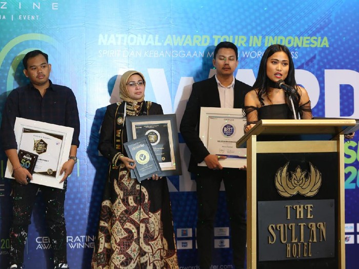 Migi Rihasalay dapat penghargaan.