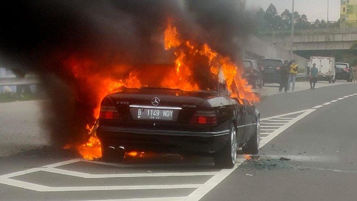 Mobil Mercy terbakar di Km 38,1 Tol Sedyatmo arah Bandara Soekarno-Hatta