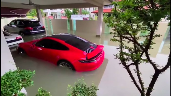 Mobil mewah terendam banjir di Malaysia