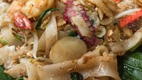 Kalau sedang berada di daerah Muara Karang, jangan sampai kelewatan mencicip kwetiau goreng dan kwetiau pek chanya. Di sini porsinya royal, dimasak langsung oleh sang pemilik. Tentunya dilengkapi dengan topping udang dan lapchiong. Foto: Instagram @jgnlupakuliner