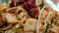 Jadi tempat makan yang ramai dari sore sampai malam hari. Kwetiau & Bakmi Aling Pekcah ini jadi andalan di Grogol, isiannya lengkap dair lapchiong, charsiu, kekkian serta campuran telur bebek yang dikocok dengan daging babi. Foto: Instagram
