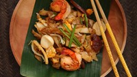 Terakhir ada kwetiau buata Achui Medan di Muara Karang yang buka sampai malam hari. Isian kwetiaunya komplet, dari telur bebek, lapchiong, otak-otak dan udang dengan bumbu rempah yang terasa kuat.  Foto: iStock