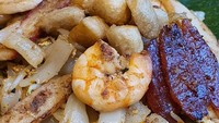 Beralih ke Tanjung Duren, ada Kwetiau Medan Yongky yang jadi andalan dengan menu kwetiau goreng ala Medan. Tentunya dilengkapi dengan irisan lapchiong atau sosis babi yang gurih. Foto: Instagram