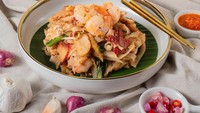 Paling populer dan ikonik, Kwetiau Akang memiliki banyak cabang di Jakarta. Di sini kwetiau goreng atau siramnya selain menggunakan daging babi, ciri khasnya terletak pada paduan telur bebek yang mlekoh.  Foto: Instagram Official Restaurant/Site
