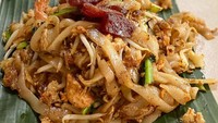 Di Pluit, ada Kwetiau Bun-Bun Medan yang rasanya tak perlu diragukan lagi. Kwetiaunya disajikan dengan aneka seafood, bakso ikan, udang dan tentu saja lapchiong serta telur. Foto: Instagram Official Restaurant/Site
