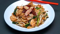 Masih dalam barisan kwetiau goreng dan kwetiau siram ala Medan. Ada Kwetiau Ationg di Muara Karang, yang memiliki porsi besar dan isian topping, seperti lapchiong, otak-otak, udang serta telur bebek. Foto: Instagram Official Restaurant/Site