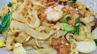 Ke Kwetiau Acen yang ada di Tambora, di sini menu andalannya ada Kwetiau Goreng Isi. Toppingnya ada sawi, tauge, udang segar dan lapchiong sebagai penambah selera. Foto: Instagram Official Restaurant/Site