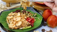 Kalau mau coba kwetiau goreng yang masih dimasak dengan tungku arang, wajib mampir ke Kwetiau Arang Sister di Jelambar. Di sini bisa pesan kwetiau belacan dengan isian charsiu atau daging babi merah, udang serta kangkung. Foto: Instagram Official Restaurant/Site