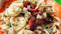 Kwetiau Goreng Cie Mei di Muara Karang, jadi destinasi favorit bagi penggemar kwetiau goreng dengan topping lapchiong babi, bakso ikan, hingga telur yang diaduk langsung dengan osengan kwetiau yang kenyal. Foto: Instagram @jazzyculinary