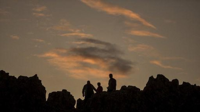 People stand on a rocky crest filled with astronomical markers at the megalithic observatory of Kokino, early on June 21, 2020 -- the day of the summer solstice. - The ancient astronomic observatory, located about 100 km northeast of Skopje, the capital of the Republic of Macedonia, dates more than 4.000 years back in time. It is ranked by NASA as the fourth ancient observatory in the world (Photo by Robert ATANASOVSKI / AFP)