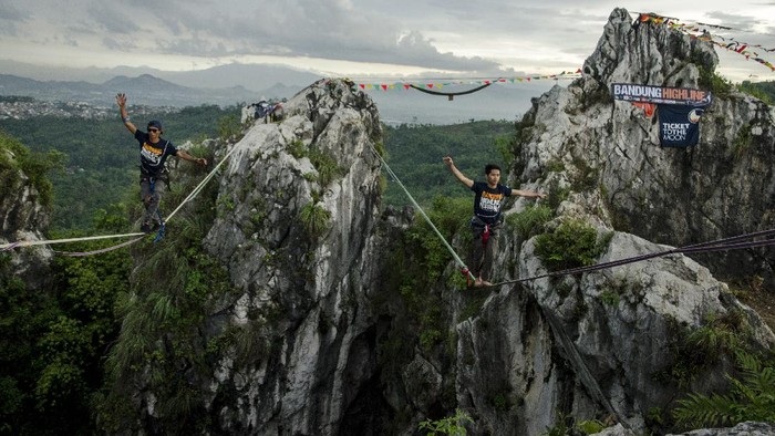 Pacu Adrenalin di Ketinggian Tebing Hawu Bandung Pegiat olahraga ekstrem berjalan di atas tali webbing pada kegiatan Bandung Highlines Festival di Tebing Hawu, Kabupaten Bandung Barat, Sabtu (18/12/2021). Kegiatan tersebut menjadi ajang berkumpulnya para pegiat olahraga