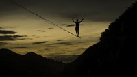 Kegiatan tersebut menjadi ajang berkumpulnya para pegiat olahraga slackline.
