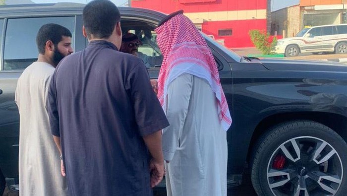Pangeran Arab belikan mobil baru buat seorang warga yang mobilnya mogok